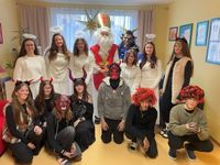 Mikuláš s čerty a anděly